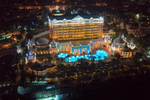 锡德Sentido Kamelya Fulya Hotel & Aqua - Ultra All Inclusive的晚上酒店享有空中景色