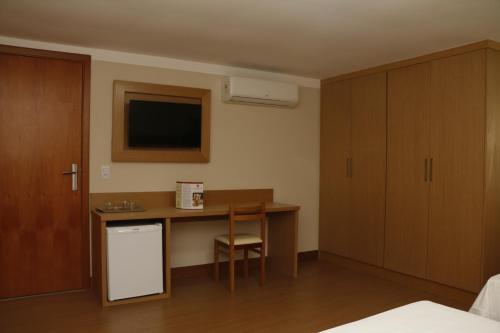 里约热内卢鲍所里尔酒店的配有书桌和电视的酒店客房