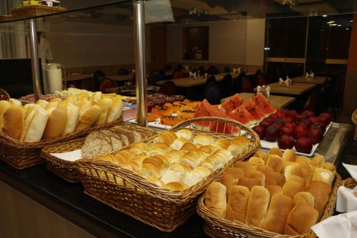 里约热内卢鲍所里尔酒店的自助餐,包括一篮面包和水果在桌上