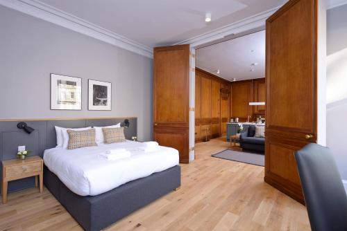 爱丁堡苏格兰迪斯提尼公寓 - 酿酒屋的一间卧室设有一张床和一间客厅。