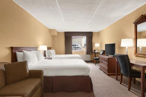 瀑布景观戴斯酒店客房内的一张或多张床位