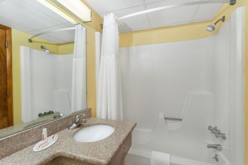 斯克兰顿PA戴斯酒店的一间浴室