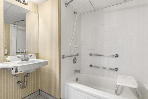 布里奇沃特布里奇沃特戴斯酒店的浴室配有盥洗盆、卫生间和浴缸。