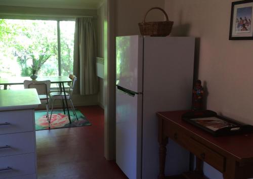 卡斯尔梅恩考卡布瑞度假屋的厨房配有白色冰箱和桌子