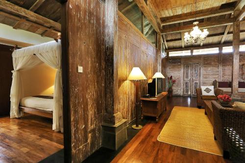 塔巴南沙燕别墅度假酒店的带1张床和1张沙发的卧室