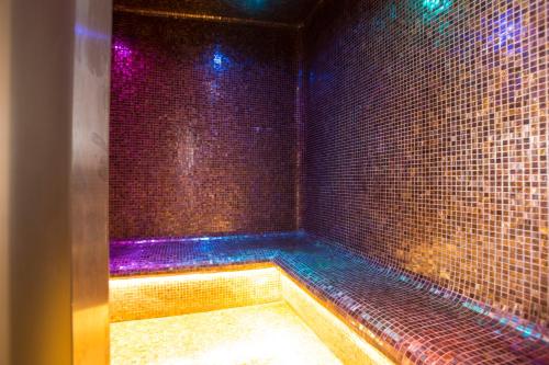 切塔拉塞图斯酒店的一间设有彩色灯光浴缸的客房