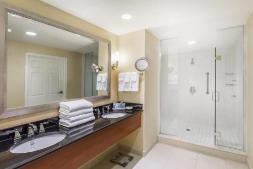盖茨堡葛底斯堡温德姆酒店的一间带两个盥洗盆和淋浴的浴室