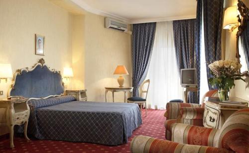 罗马艾里西欧酒店的酒店客房,配有床和沙发