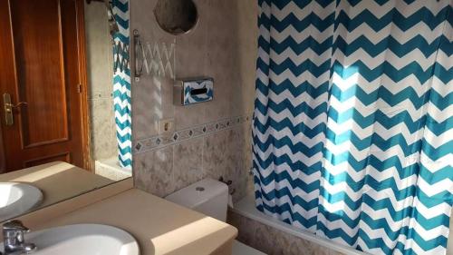 厄尔梅达诺Bungalow Mencey的一间带水槽和淋浴帘的浴室