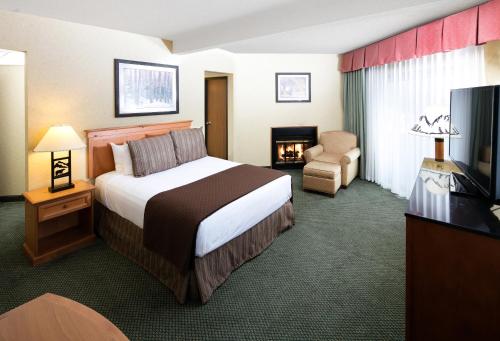 卡利斯佩尔卡利斯比红狮酒店的配有一张床和一把椅子的酒店客房