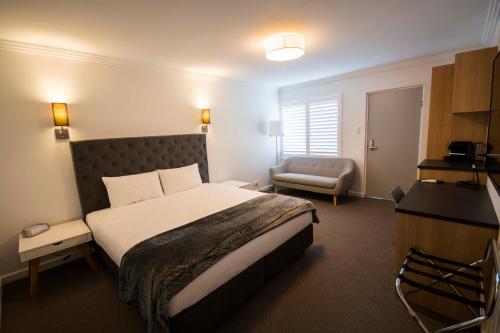 巴特曼斯贝码头酒店的配有一张床和一把椅子的酒店客房