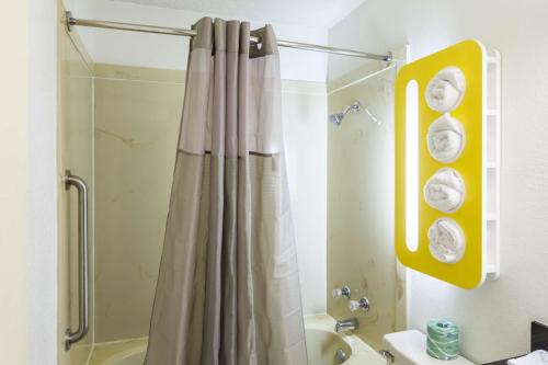 阿卡德尔菲亚Motel 6-Arkadelphia, AR的带淋浴和浴帘的浴室