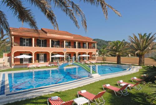 斯达林Dimitris Apartments的一座带游泳池和大楼的度假村