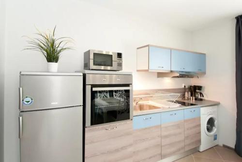 索非亚Sofia Top Apartments的厨房配有冰箱和微波炉。