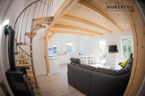 波兰尼卡-兹德鲁伊Hubertus的带沙发和螺旋楼梯的客厅