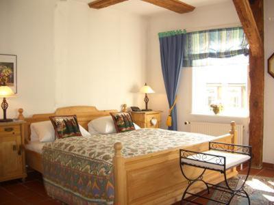 吕肖钟楼酒店的一间卧室设有一张木床和一个窗户。