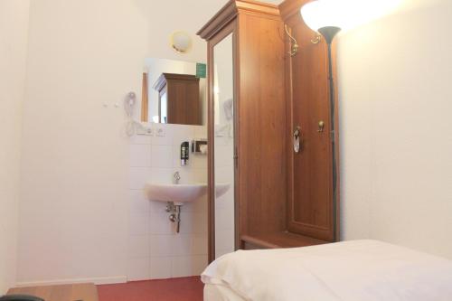 柏林柏林艾米丽酒店的一间带水槽和镜子的浴室