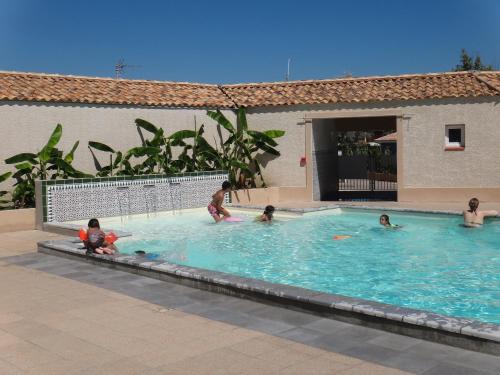 格吕桑奥姆德坎尼思露营酒店的一群人在游泳池游泳