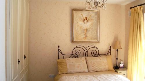 莫希尔Lough Rynn Self Catering的卧室配有一张床,墙上挂着一幅画