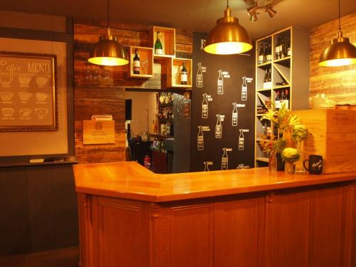 马沙姆黑天鹅旅舍的餐厅内带木台的酒吧