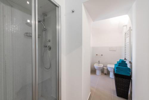 巴里巴里市中心艺术阁楼M8公寓的带淋浴和卫生间的浴室