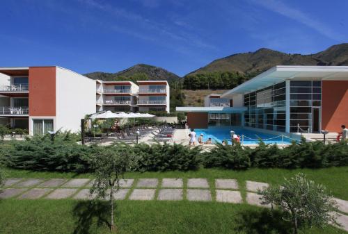 普拉亚·阿马勒体育俱乐部公寓的一座带游泳池和山脉的度假村