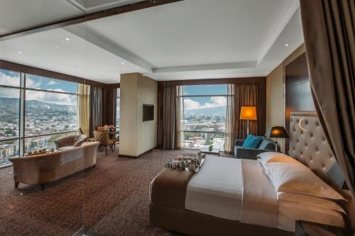 The Biltmore Tbilisi Hotel的休息区