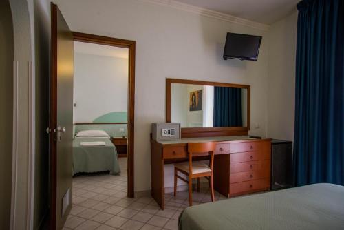索威拉托玛里纳格里乌丽维酒店的酒店客房配有书桌和镜子