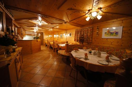 拉瓦莱Ciasa Complojer的一间在房间内配有桌椅的餐厅