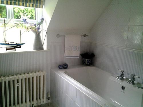 利特里姆Drumhierney Lodge的带窗户的浴室内的白色浴缸