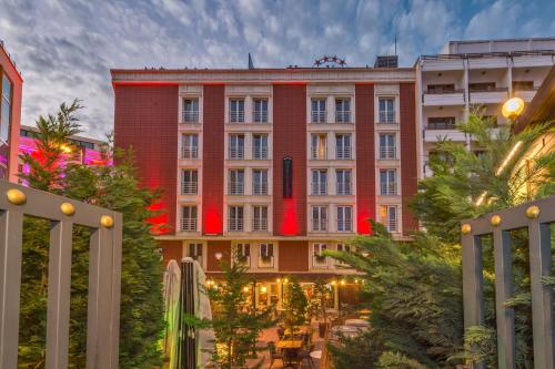 伊斯坦布尔维琴察酒店的一座红色油漆的大建筑