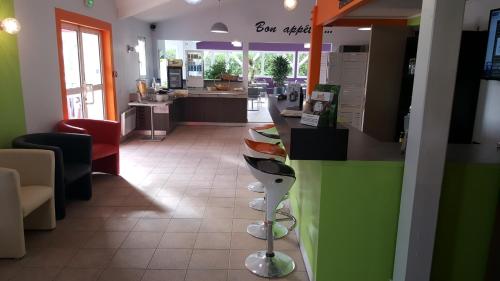 拉查佩里圣鲁布里特鲁瓦精萃机场酒店的一间带酒杯柜台的餐厅