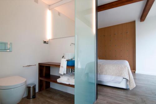 奥尔加尼亚Cal Tonarro的一间带床和卫生间的小浴室