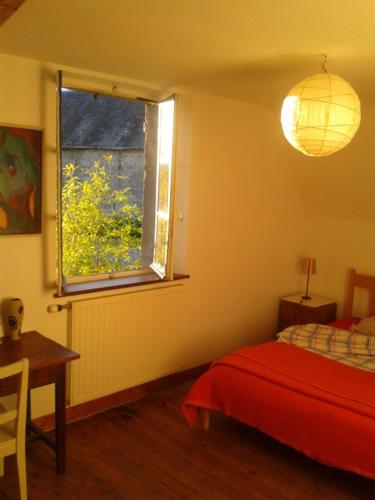 Tartiers4 Joliette的一间卧室设有红色的床和窗户。