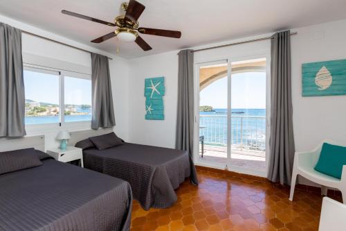 埃斯卡纳Zodiac Apartments的一间带两张床的卧室,享有海景