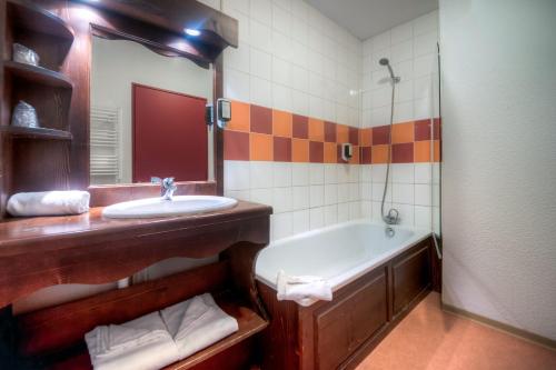 埃维昂莱班哲尼图莱斯丹娜斯拉克公寓式酒店的带浴缸、水槽和镜子的浴室