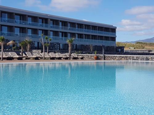 Fenais da Luz海石度假村及Spa的大楼前设有游泳池的酒店