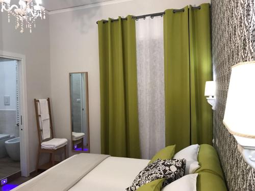 萨莱诺gia'Notte BB Salerno Centro by ElodeaGroup的一间卧室配有一张床和一个绿色的淋浴帘