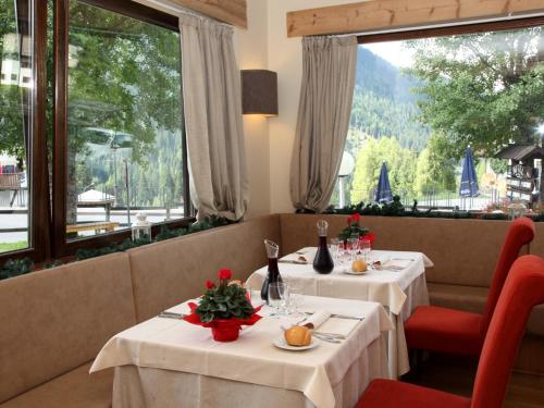 塞尔瓦迪卡多雷妮格丽泰拉酒店的美景餐厅内的两张桌子