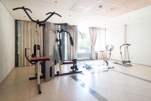 雅典爱卡尼斯套房酒店的健身房设有跑步机和椭圆机