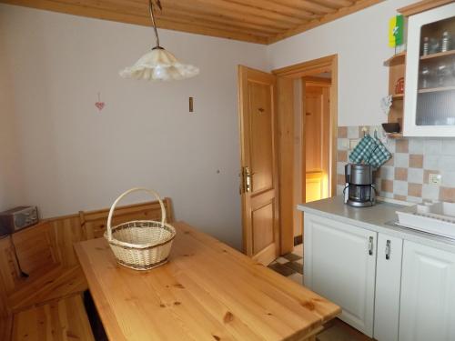OplotnicaApartment Zeleni dragulj Pohorje的厨房配有木桌和篮子