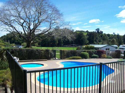 怀托摩洞穴怀托摩TOP 10假日公园酒店的游泳池周围设有围栏