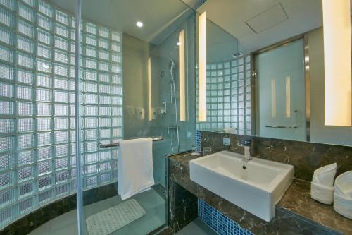 乐山乐山广场智选假日酒店的一间带水槽和镜子的浴室