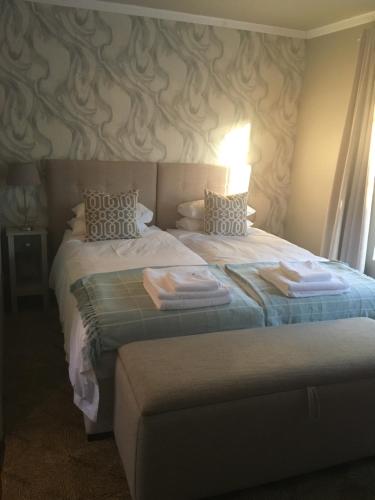 内尔斯普雷特Alibama House的酒店客房,配有两张带毛巾的床