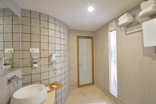 艾哈迈达巴德文雅酒店的一间带水槽和卫生间的浴室