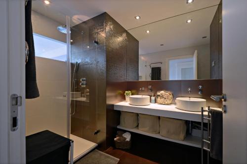 奥埃拉斯韦雷纳公寓的一间带两个盥洗盆和淋浴的浴室