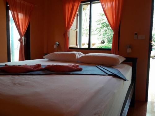 高兰青辣椒简易别墅度假酒店的一间卧室配有一张带两个枕头的床
