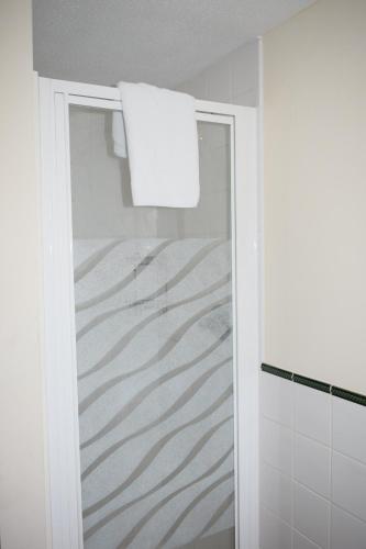 艾尔斯伯里The Swan at Great Kimble的带淋浴、窗户和卫生间的浴室