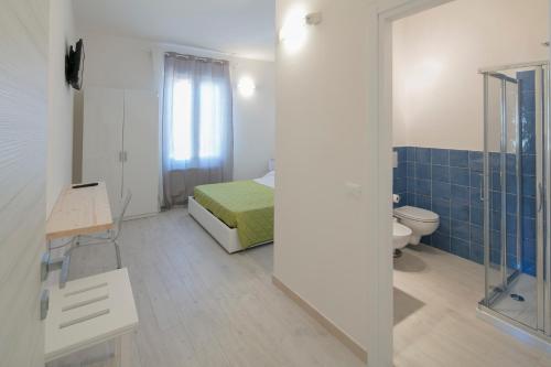 斯培西亚玛格丽塔酒店的一间带床和卫生间的小浴室