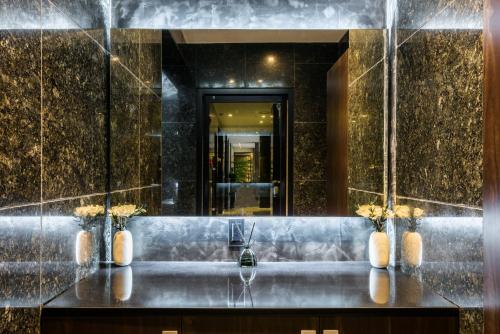 济州市济州海洋套房阿吉拉酒店的一间带水槽和镜子的浴室